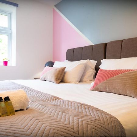The 'Pinky' - Beautiful 1 Bed Apartment In Hatfield - Free Parking - Near Uni & Business Park - Big Savings On Long Stays Hatfield (Hertfordshire) Exterior foto